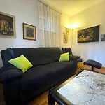 Urban Split- Free Parking Apartment *