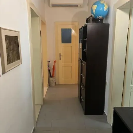 Urban Split- Free Parking * Split