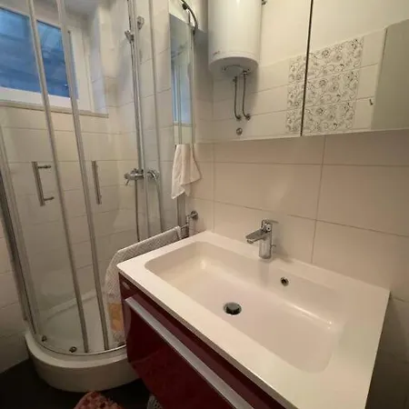 Apartment Urban Split- Free Parking *