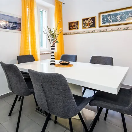 Urban Split- Free Parking Apartment Split
