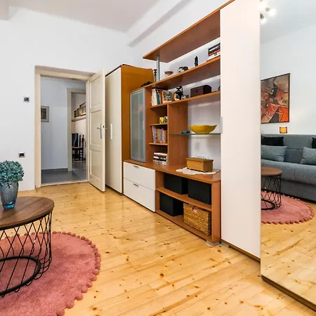 Apartment Urban Split- Free Parking *