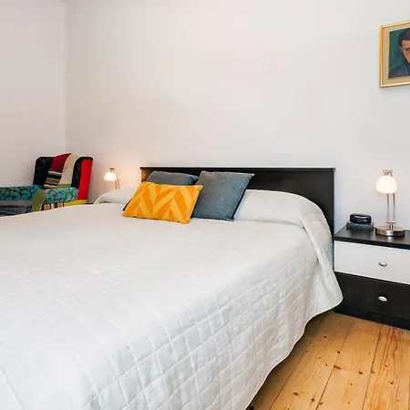 Urban Split- Free Parking Apartment Split