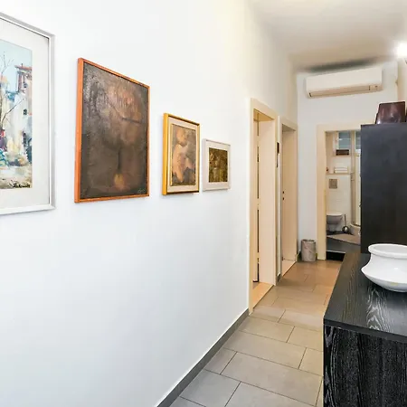 Urban Split- Free Parking Apartment Split