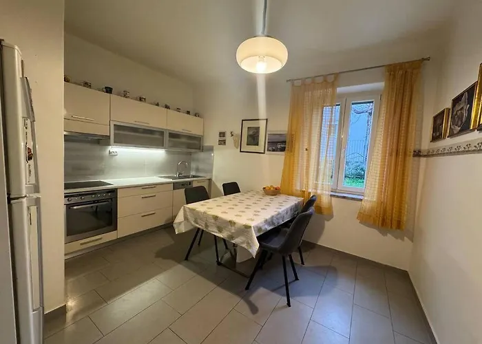 Urban Split- Free Parking Apartment