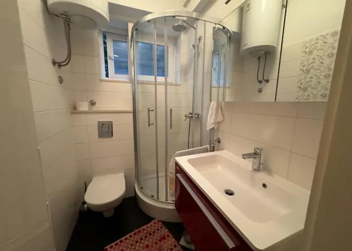 Apartment Urban Split- Free Parking *