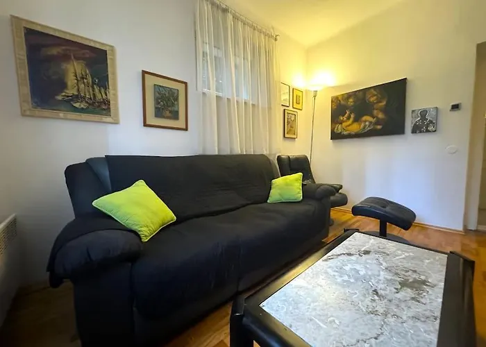 Urban Split- Free Parking Apartment *